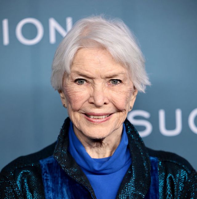 ellen burstyn smiling and looking straight ahead for a photograph