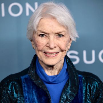 ellen burstyn smiling and looking straight ahead for a photograph