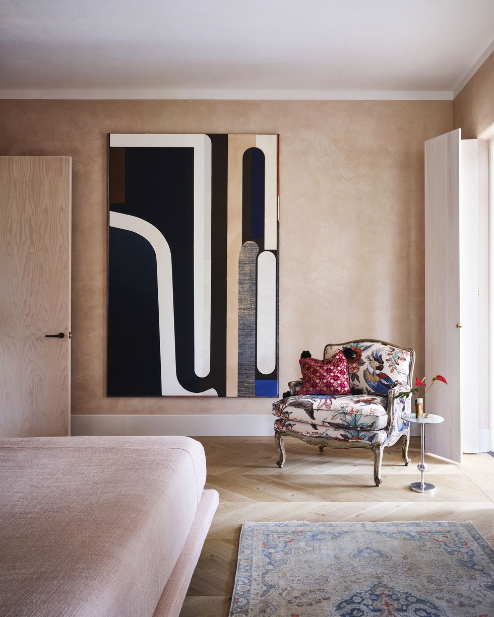 a contemporary oil painting by svenja deininger marianne boesky gallery hangs in a guest bedroom in vero beach, florida interior design, ellen hamilton