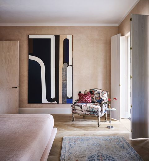 a contemporary oil painting by svenja deininger marianne boesky gallery hangs in a guest bedroom in vero beach, florida interior design, ellen hamilton
