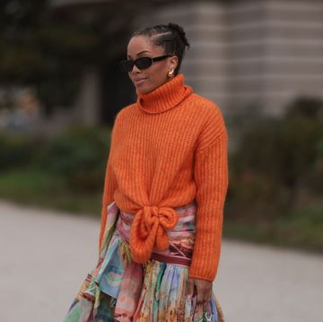 vrouw met oranje trui tijdens fashion week