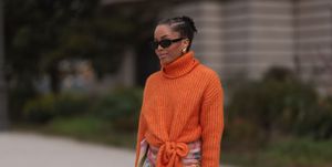 vrouw met oranje trui tijdens fashion week