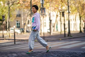 vrouw op straat in joggingbroek