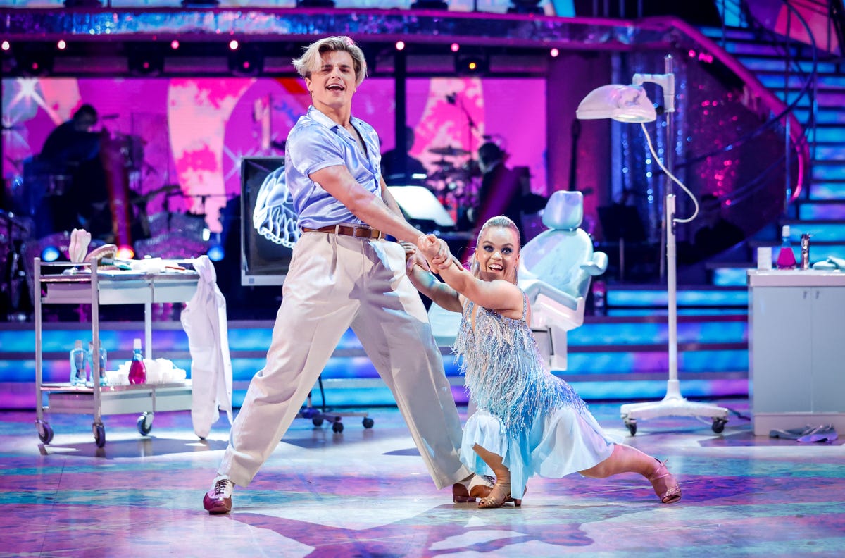 ellie simmonds and nikita kuzmin on strictly come dancing, week 4