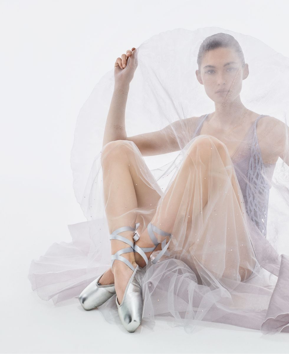 grace elizabeth poses in a ballet style dress and toe shoes