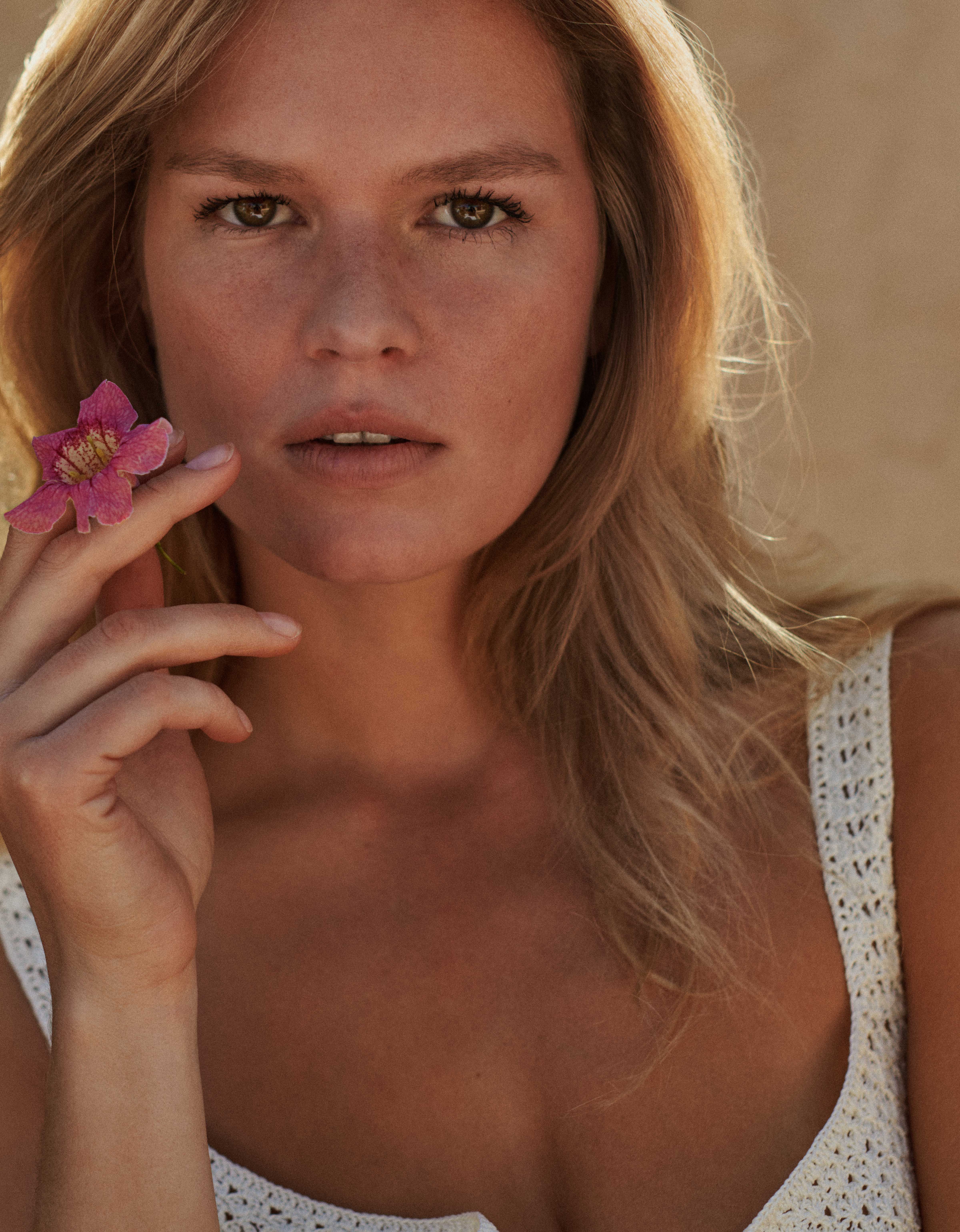 The Dream of the '90s Is Alive in Anna Ewers