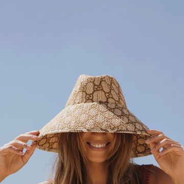 woman wearing a gucci sun hat