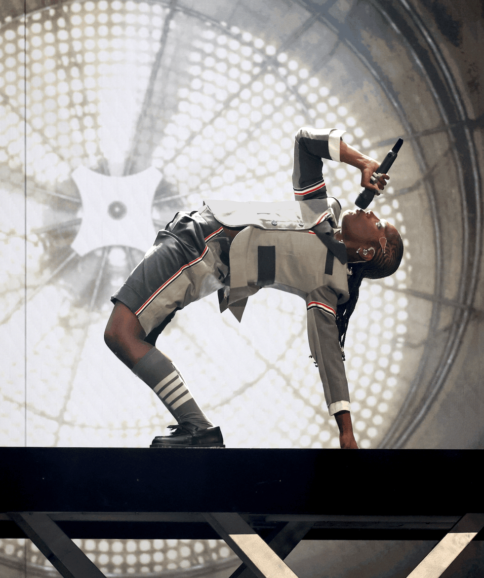 doechii performing at the 2025 grammy awards in thom browne