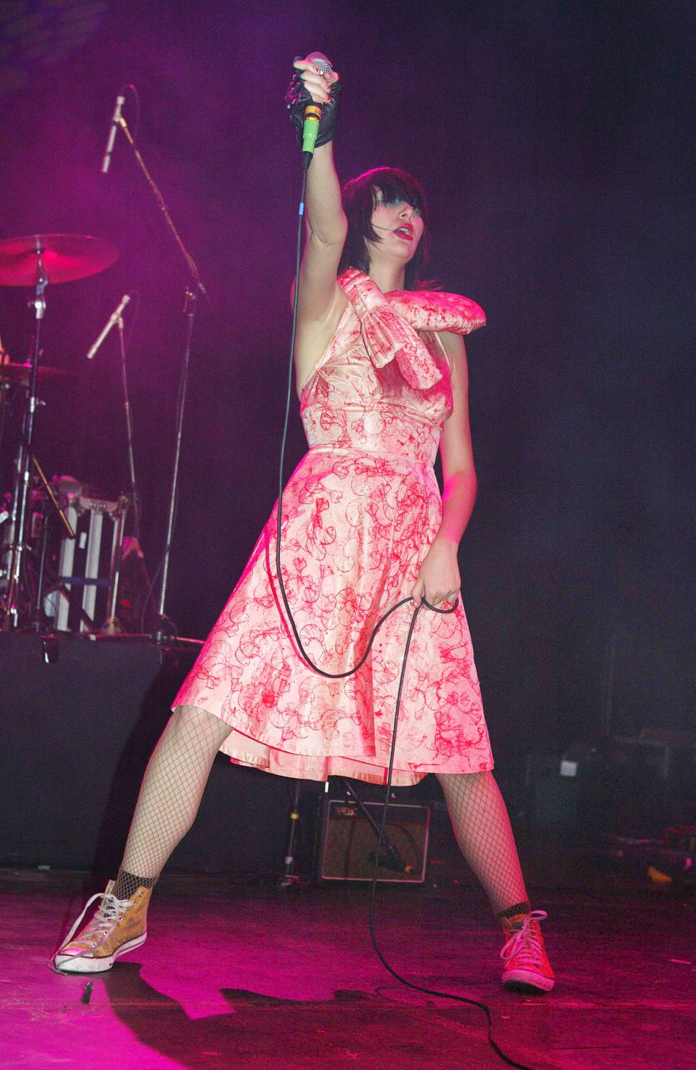karen o performing in 2003