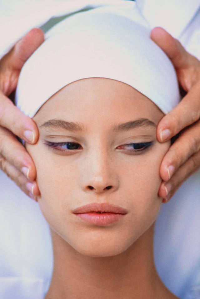 Vogue, octubre de 1985. Foto de la modelo Christy Turlington con un turbante blanco y las manos de otra persona en sus pómulos y sienes, tensando su rostro. (Arthur Elgort/Condé Nast vía Getty Images)