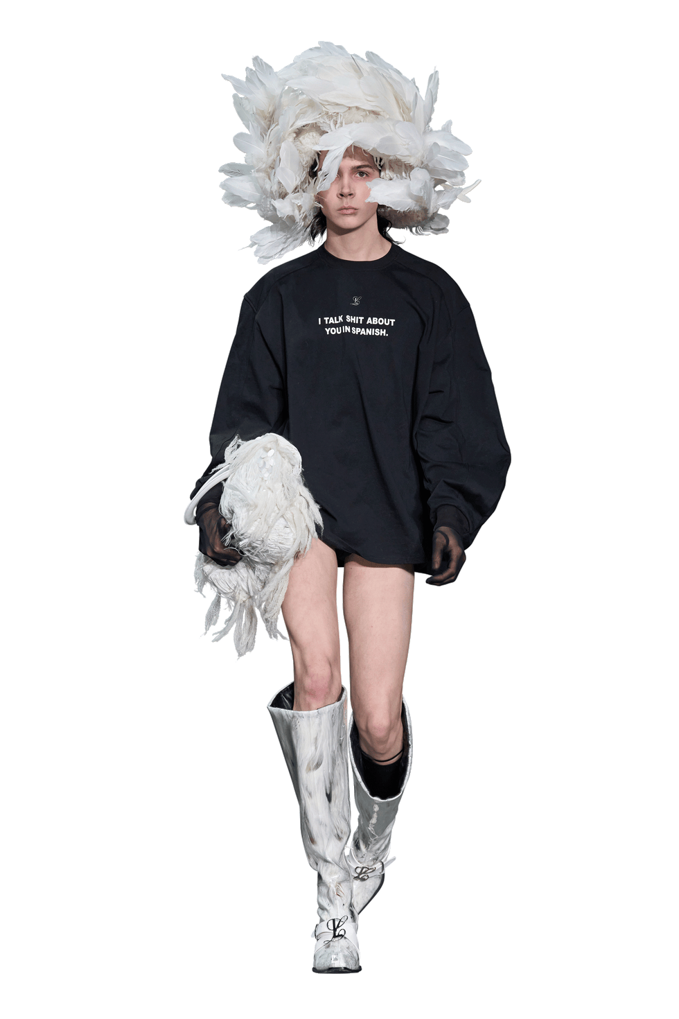 Modelo de moda que muestra un atuendo atrevido con una sudadera llamativa y accesorios extravagantes.