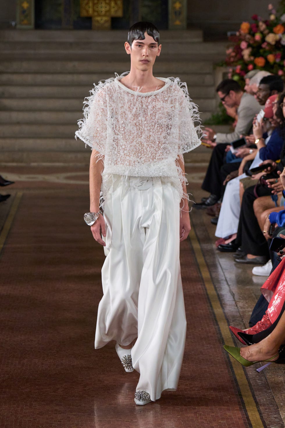 Modelo de moda mostrando un atuendo elegante en una pasarela