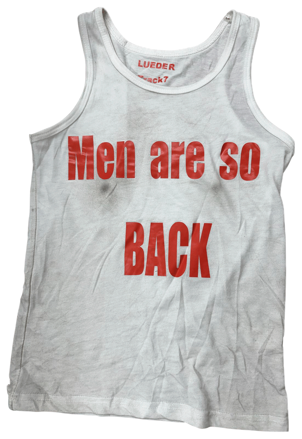 Una camiseta blanca sin mangas con letras rojas que dice