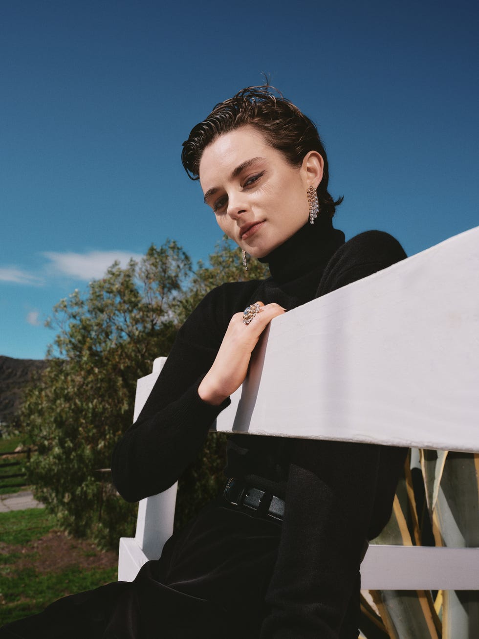 saura lightfoot leon seduta su una staccionata bianca