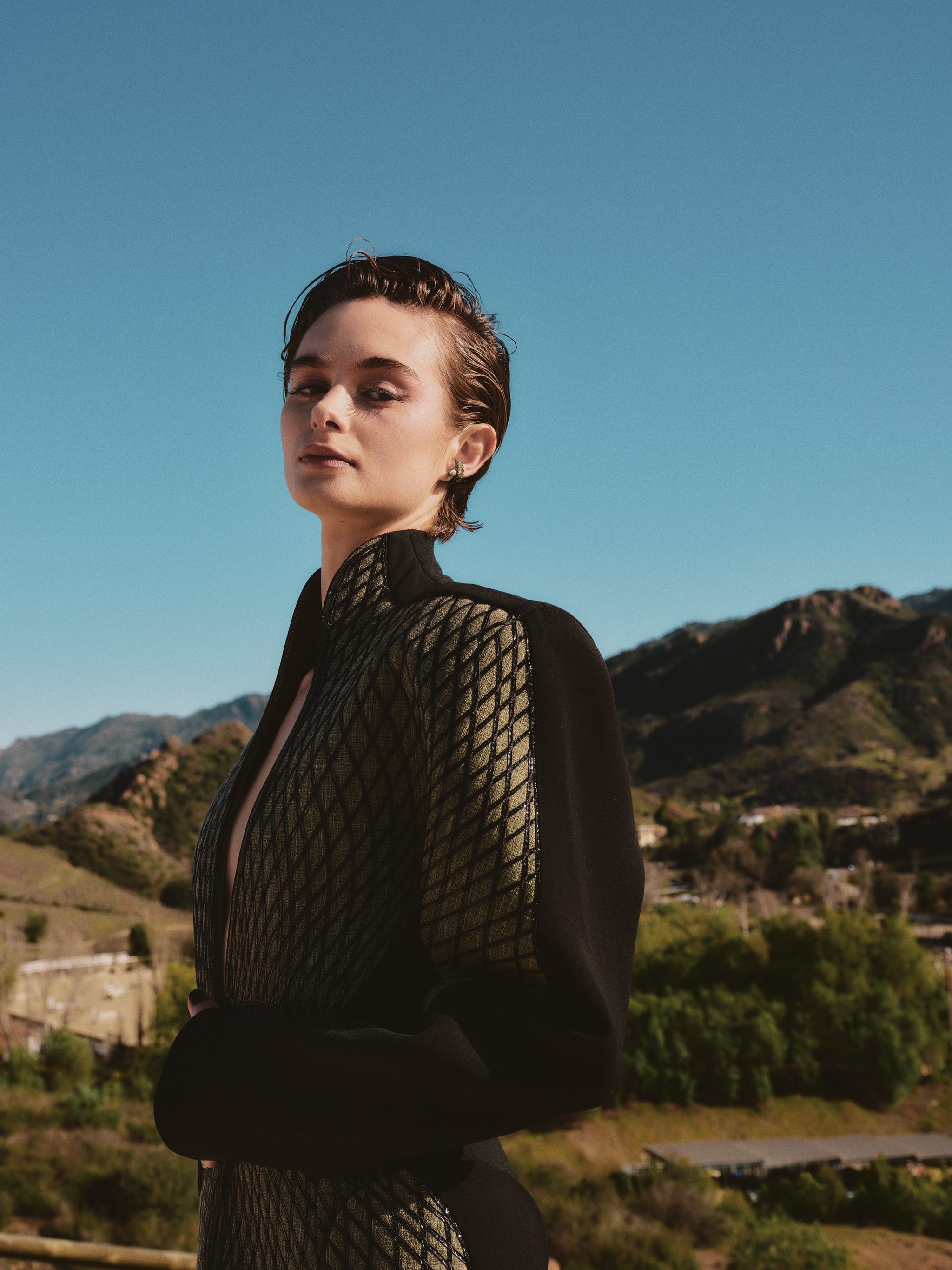 saura lightfoot leon posa davanti a uno sfondo collinare
