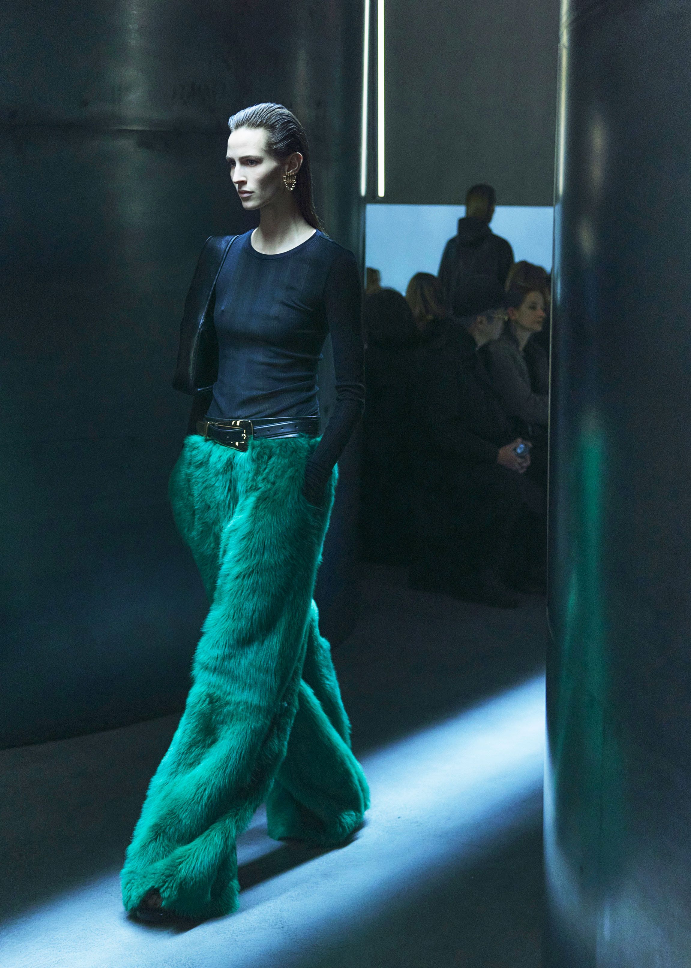 Latest Fashion Brand Updates, Campaigns & Shows  LE MILE Magazine News  Blog - Prada Arqué Fall/Winter 2023 Collection: Geometric Elegance Meets  Versatile Luxury - LE MILE