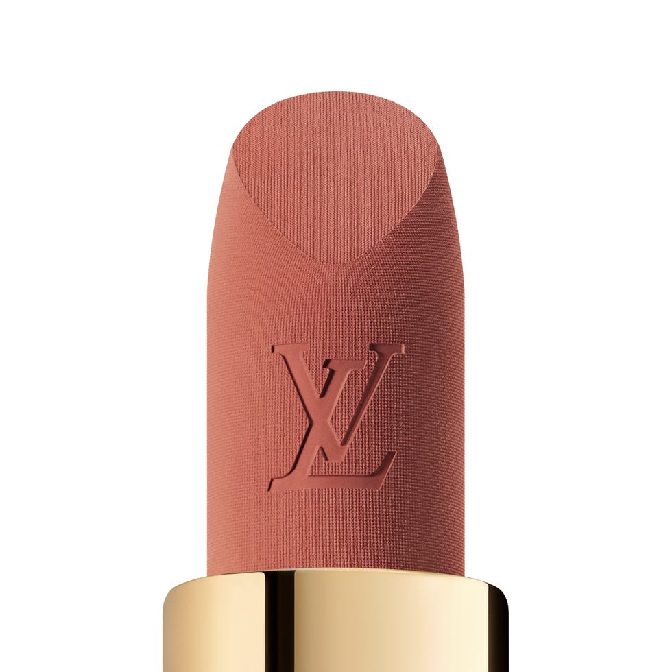 Barra de labios de lujo con acabado mate y logotipo en relieve.