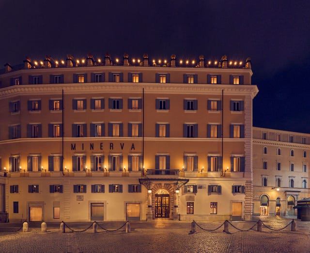 un grande albergo di notte