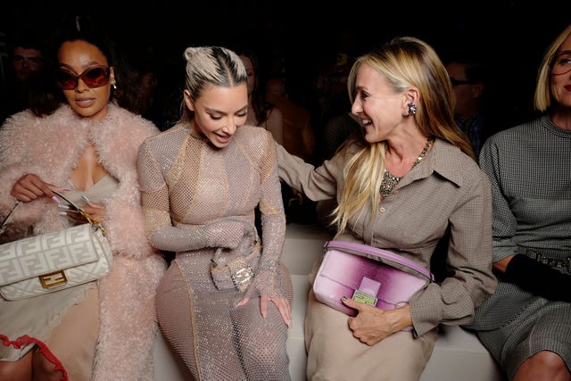 Kim Kardashian e Sarah Jessica Parker na primeira fila do desfile de primavera 2023 da Fendi, no Hammerstein Ballroom, em 9 de setembro de 2022, na cidade de Nova York. (Foto de Swan Gallet/WWD via Getty Images)