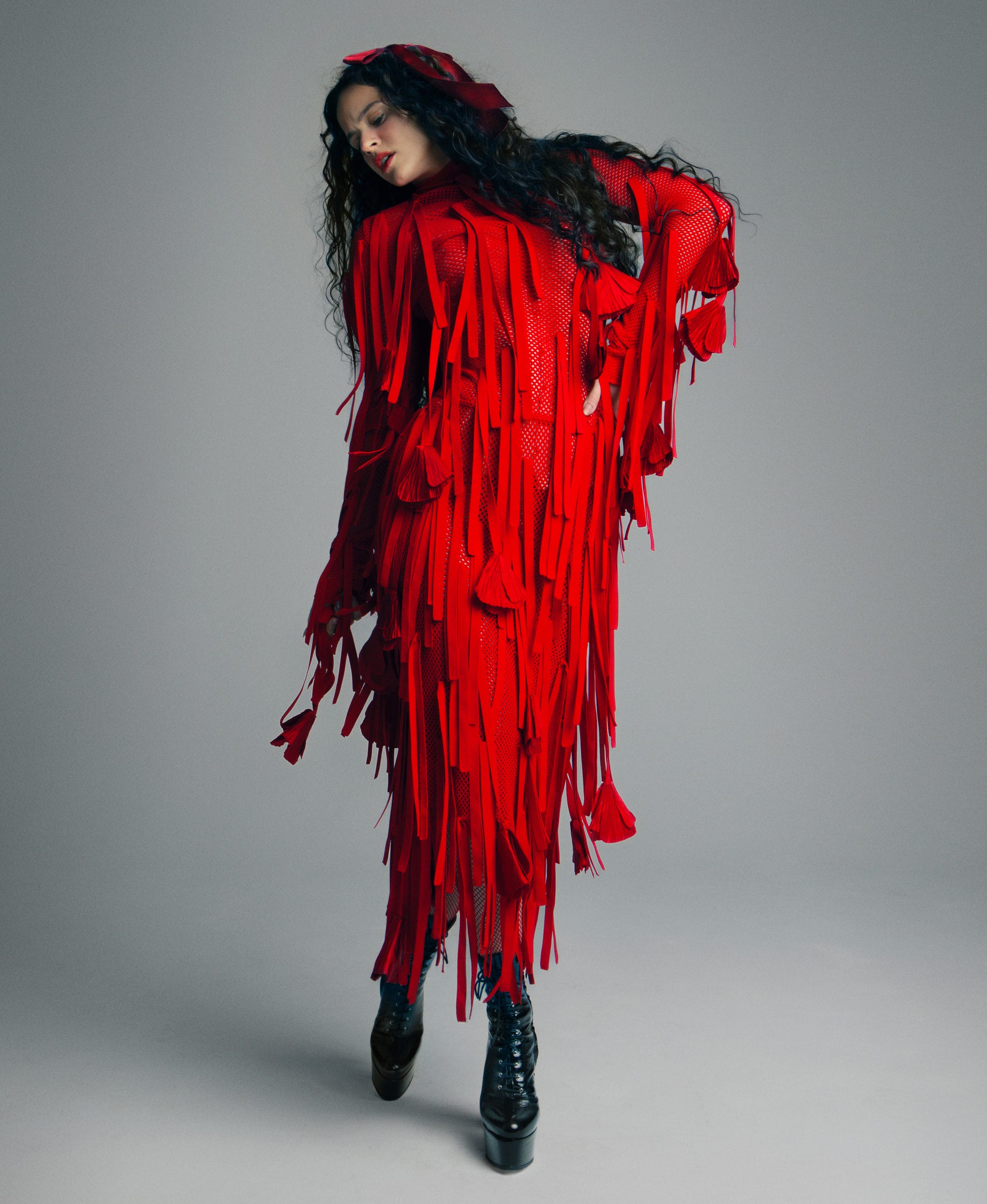rosalia em um vestido vermelho ferragamo