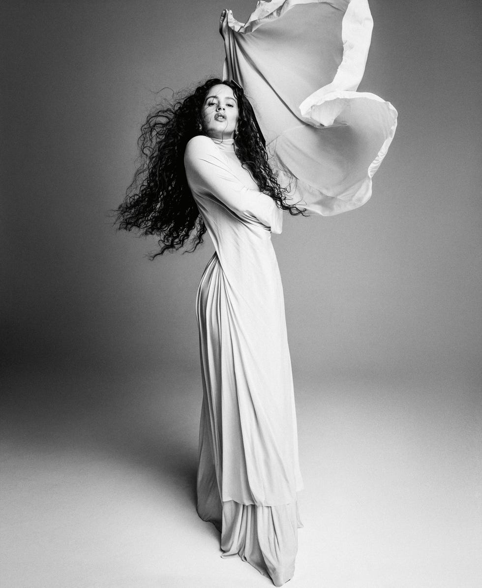 rosalía. vestido, zimmerman. brincos, juju vera. laço, jennifer behr.