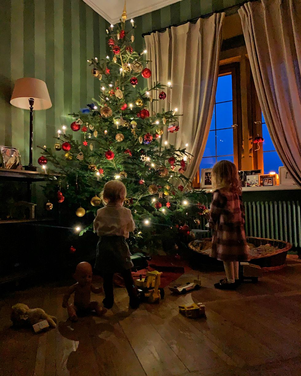 cleopatra oettingen spielberg’s children, prince louis albrecht and princess matildagalilea, take in the christmas tree, which each year the family handpicks from the oettingen forest