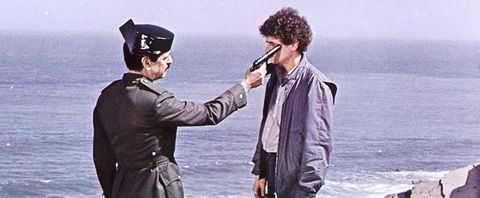 Un guardia civil apunta con una pistola al protagonista de "El pico"
