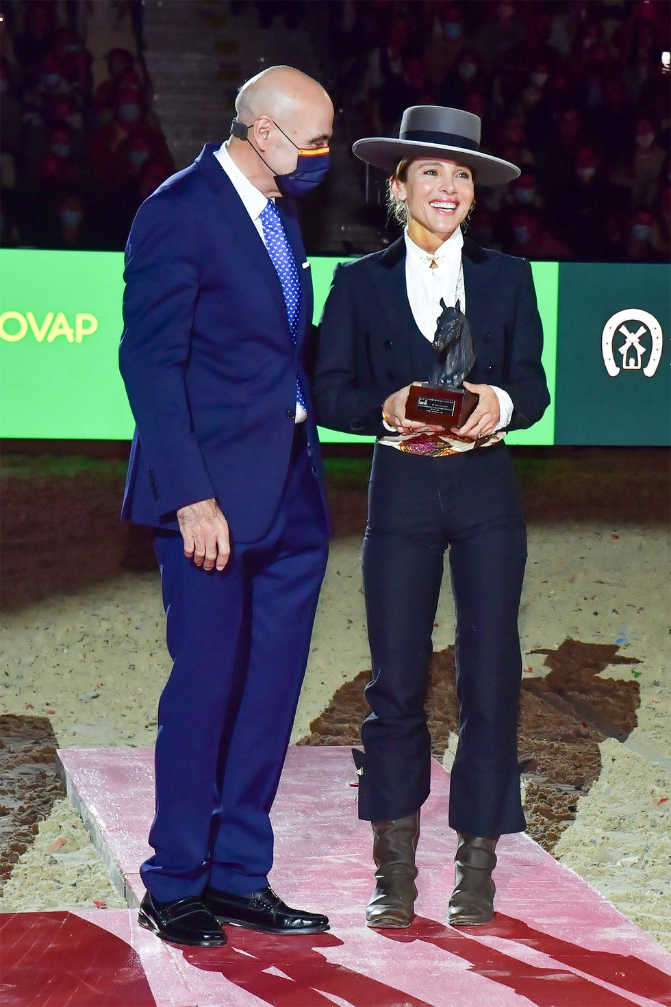 elsa pataky con look de doma vaquera en sevilla