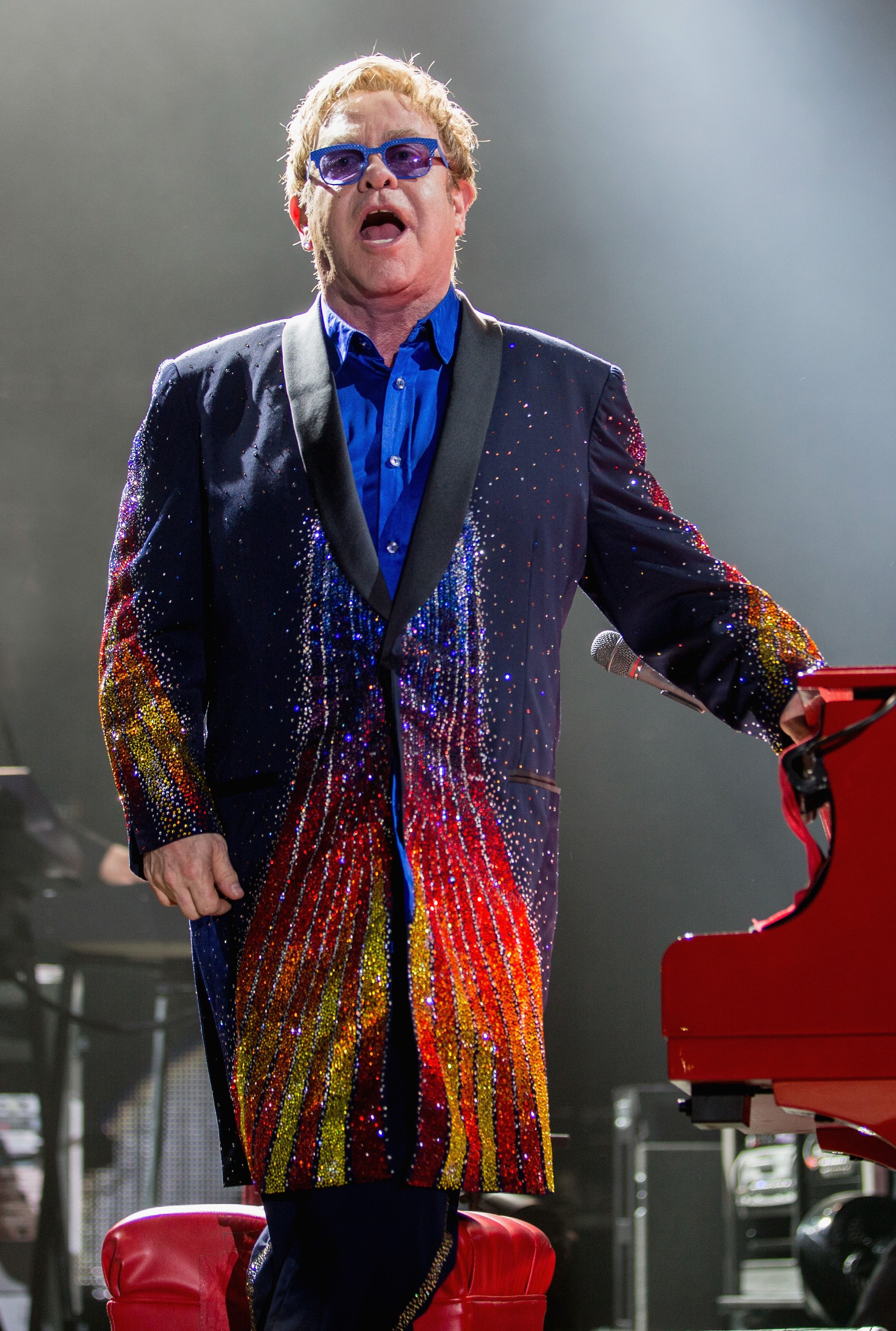 Elton John s Best Outfits Over The Years