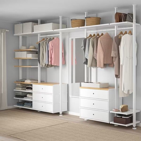 Ikea rebaja el armario abierto ideal para el recibidor pero también para  montarnos un vestidor de película