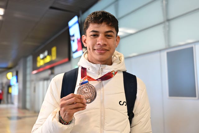 madrid (espaÑa), 25/03/2025. el atleta español elvin josué canales, bronce en 800, se dirige a los medios a su llegada a su llegada este martes al aeropuerto de barajas, madrid, con el resto del equipo español que ha participado en los mundiales de atletismo en pista cubierta de nankín (china). efe/ fernando villar 