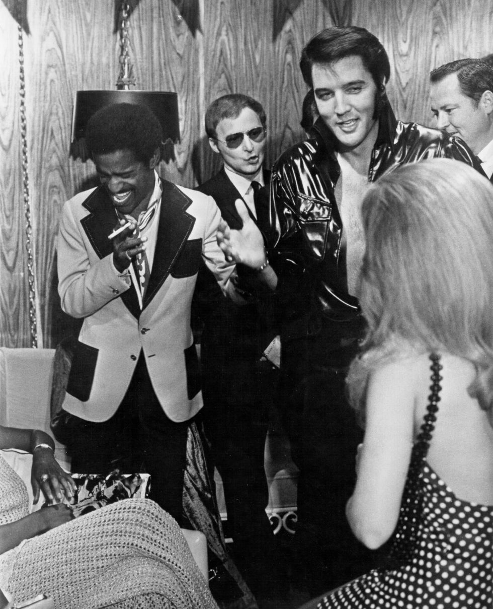 1970年8月10日にネバダ州ラスベカスのホテル内の劇場インターナショナル・ショールームの舞台裏で話す エルビス・プレスリーと﻿サミー・デイヴィスjr 。