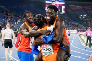 elvis afrifa viert zilver op de ek met zijn teamgenoten