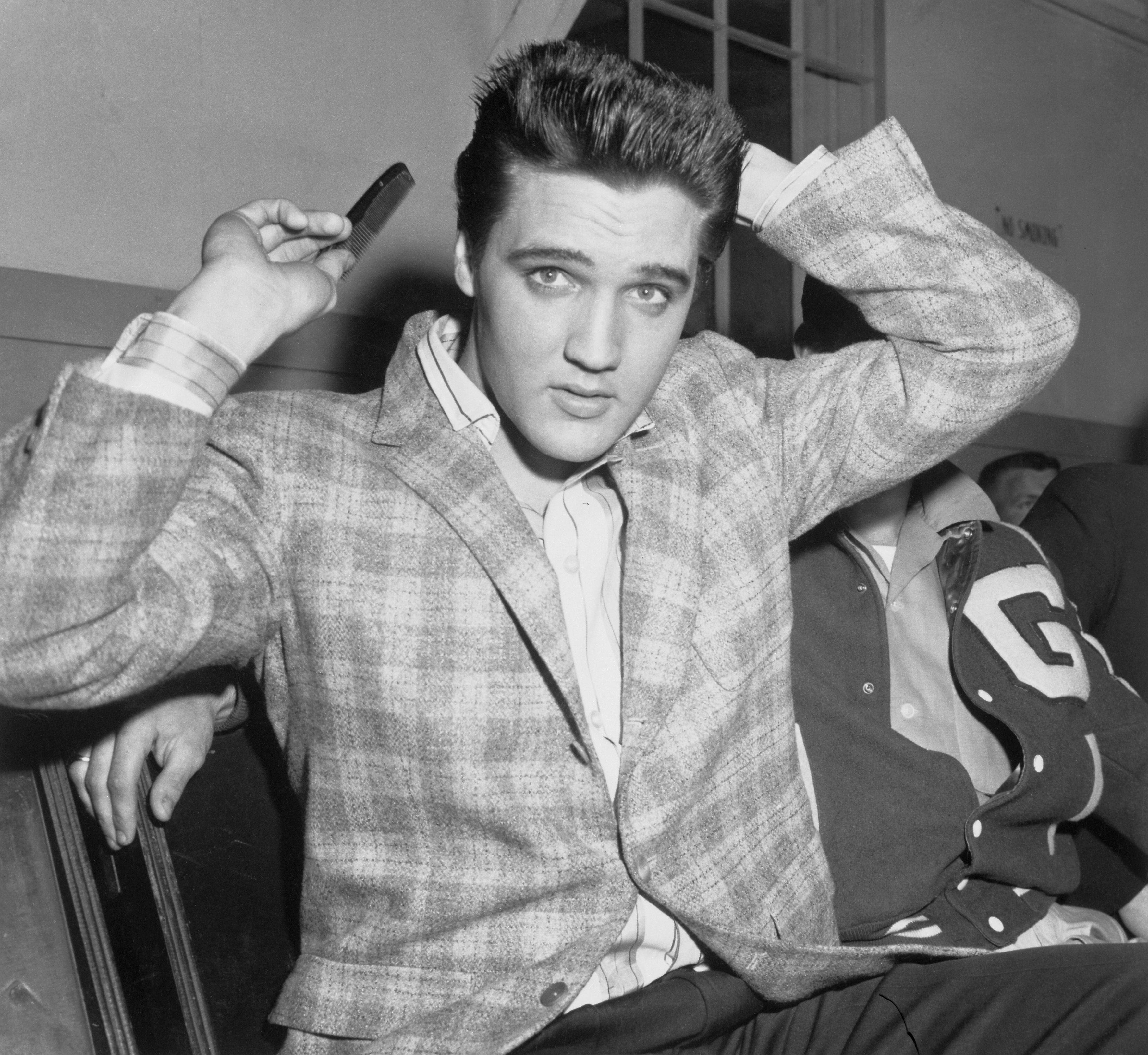 Известные стили. Elvis Presley 1958. Элвис Пресли прическа. Прическа Элвиса Пресли. Элвис Пресли Помпадур.