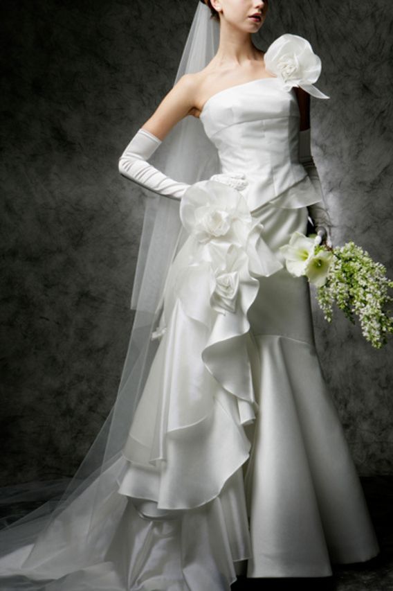 エマリーエ ウエディングドレスサロンのフリルドレスを着たモデルの写真。