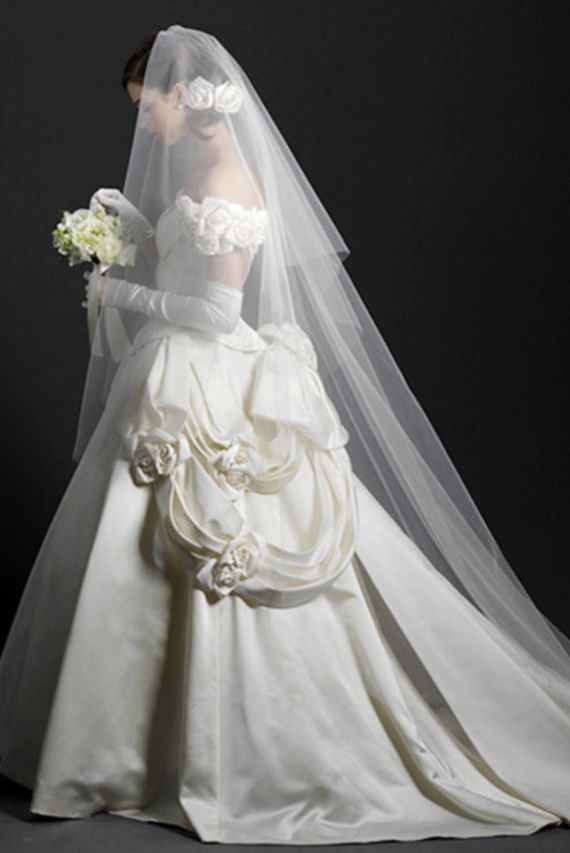エマリーエ ウエディングドレスサロンの薔薇のモチーフが付いたドレスを着たモデル。