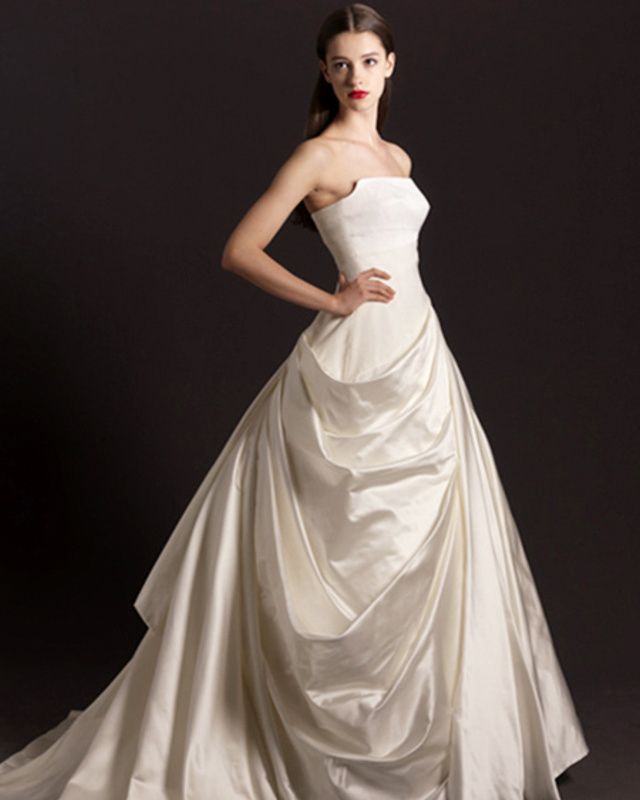 エマリーエ ウエディングドレスサロンのボリュームドレスを着たモデル。
