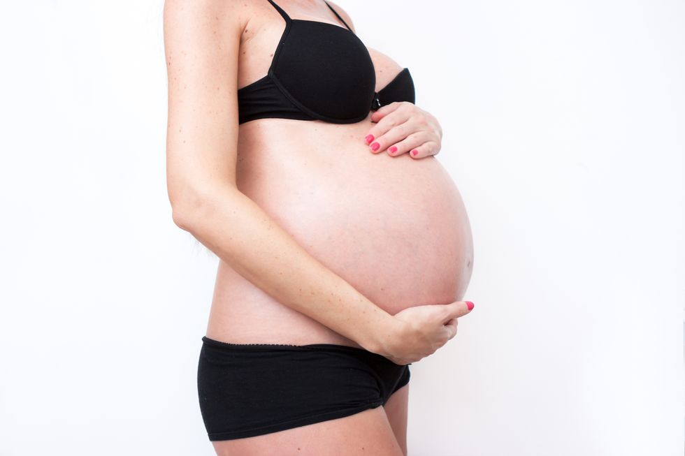 Mujeres embarazadas tienen 3 veces más riesgo de ser