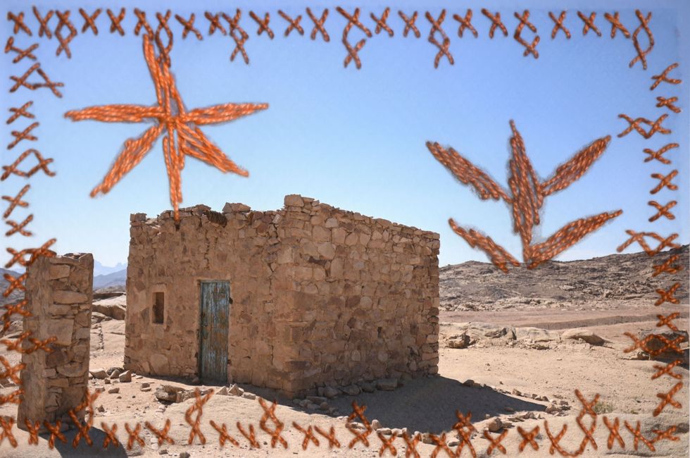 Yasmine Oem Mohammed heeft borduurwerk toegevoegd aan deze foto van een eeuwenoud traditioneel bedoeens huis in het dorp Sjeik Awad Het huis is opgetrokken uit ruwe natuurstenen die uit de omringende bergen zijn gehaald