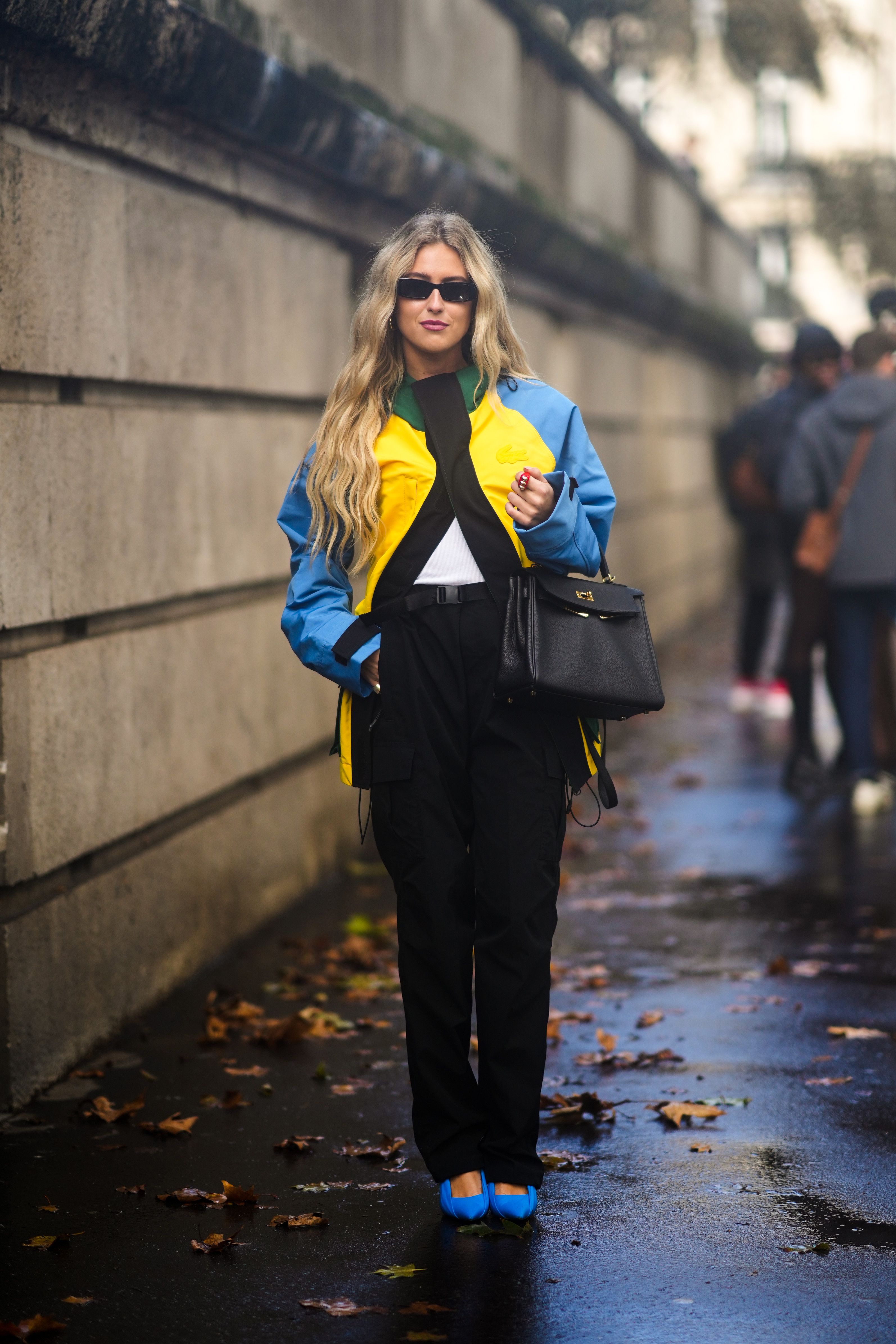 Foto Viaje Una Hermosa Mujer Con Pelo Rubio Ropa Moda: fotografía