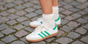 street style witte sneakers