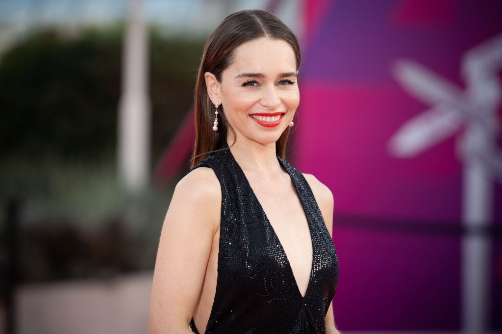 emilia clarke shiny bun hair