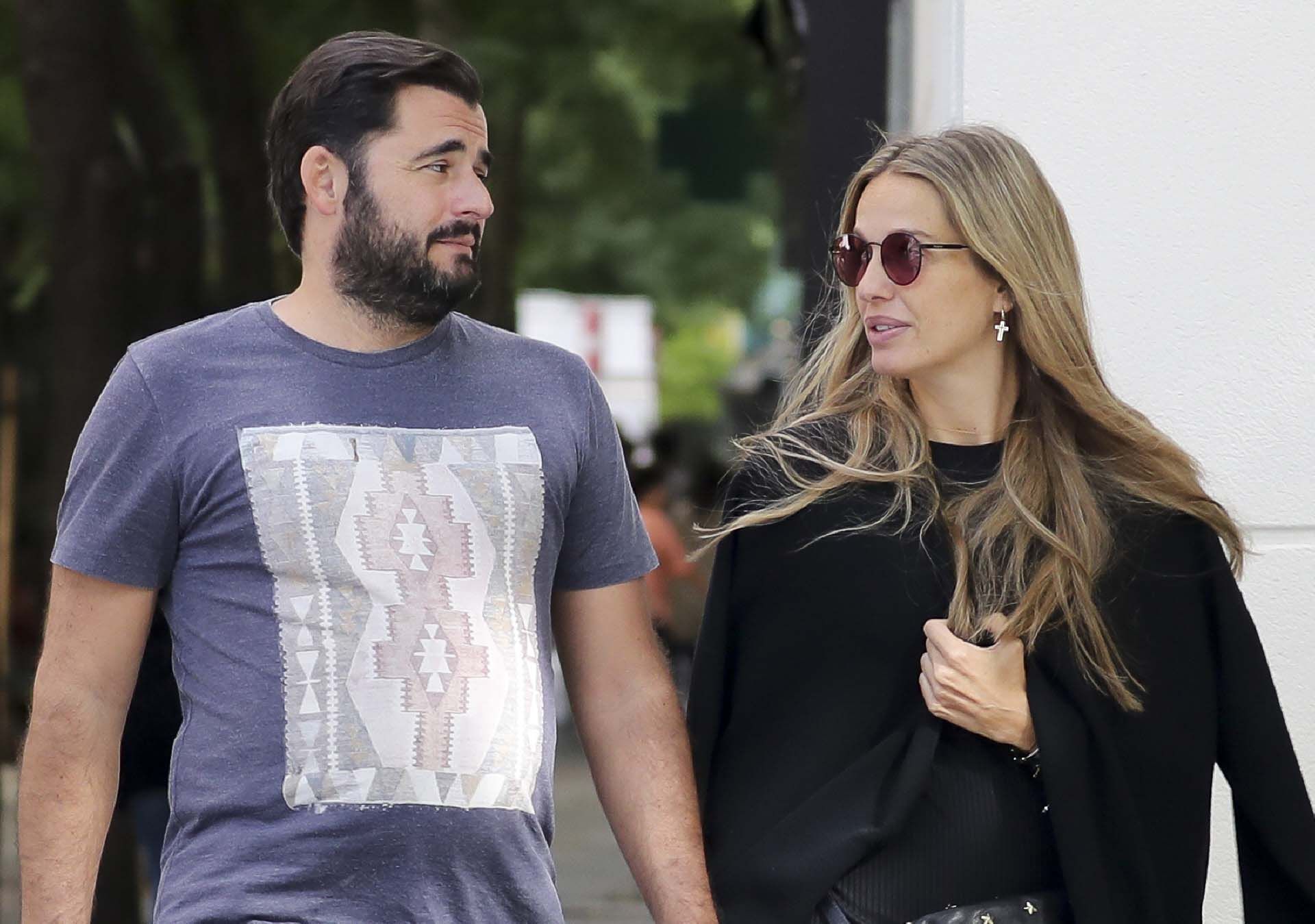 Emiliano Suárez y Carola Baleztena de paseo tras perder a su bebé