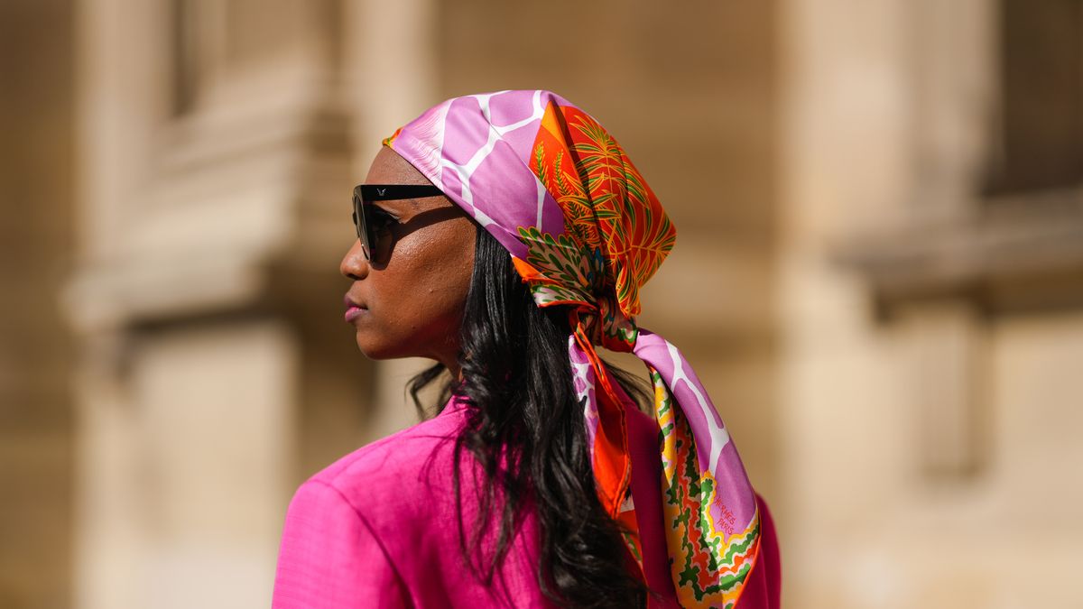 preview for 9 modi per indossare il foulard: a lezione di styling dalle it girl con Louis Vuitton