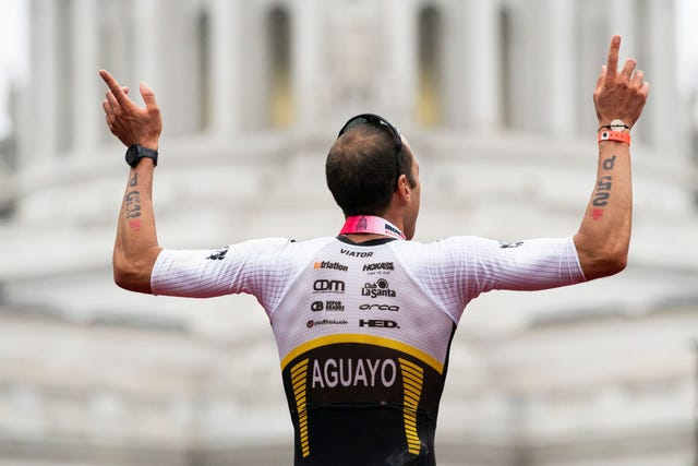 emilio aguayo celebra su victoria en el ironman de wisconsin