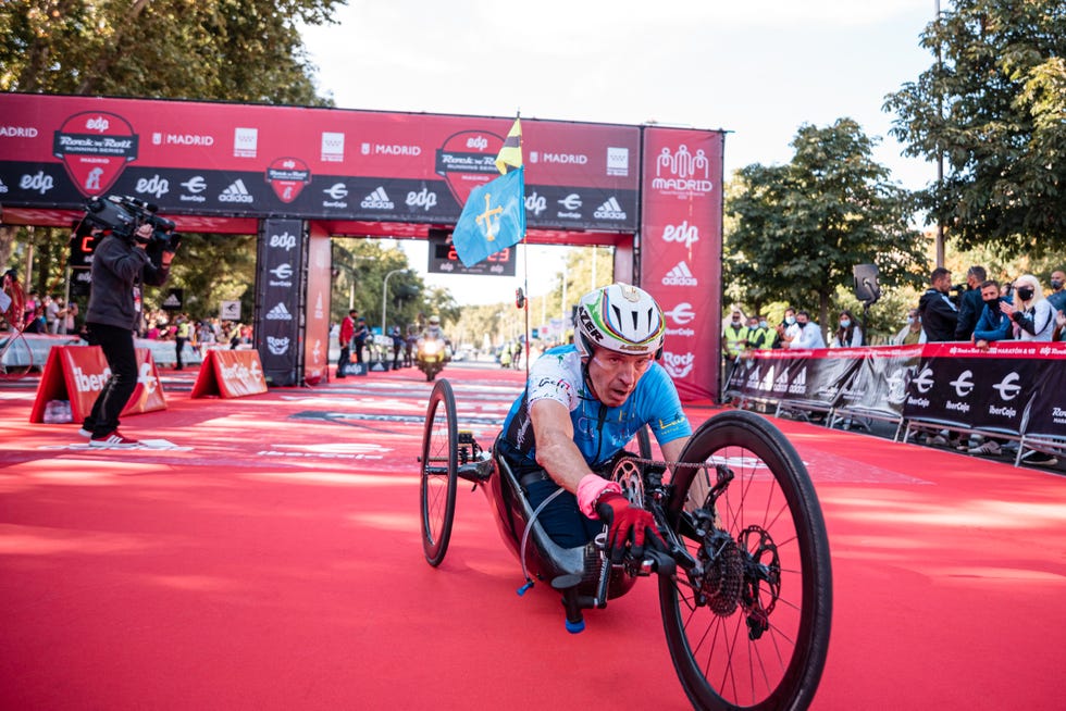 un corredor en su handbike en el edp rock 'n' roll maratón madrid