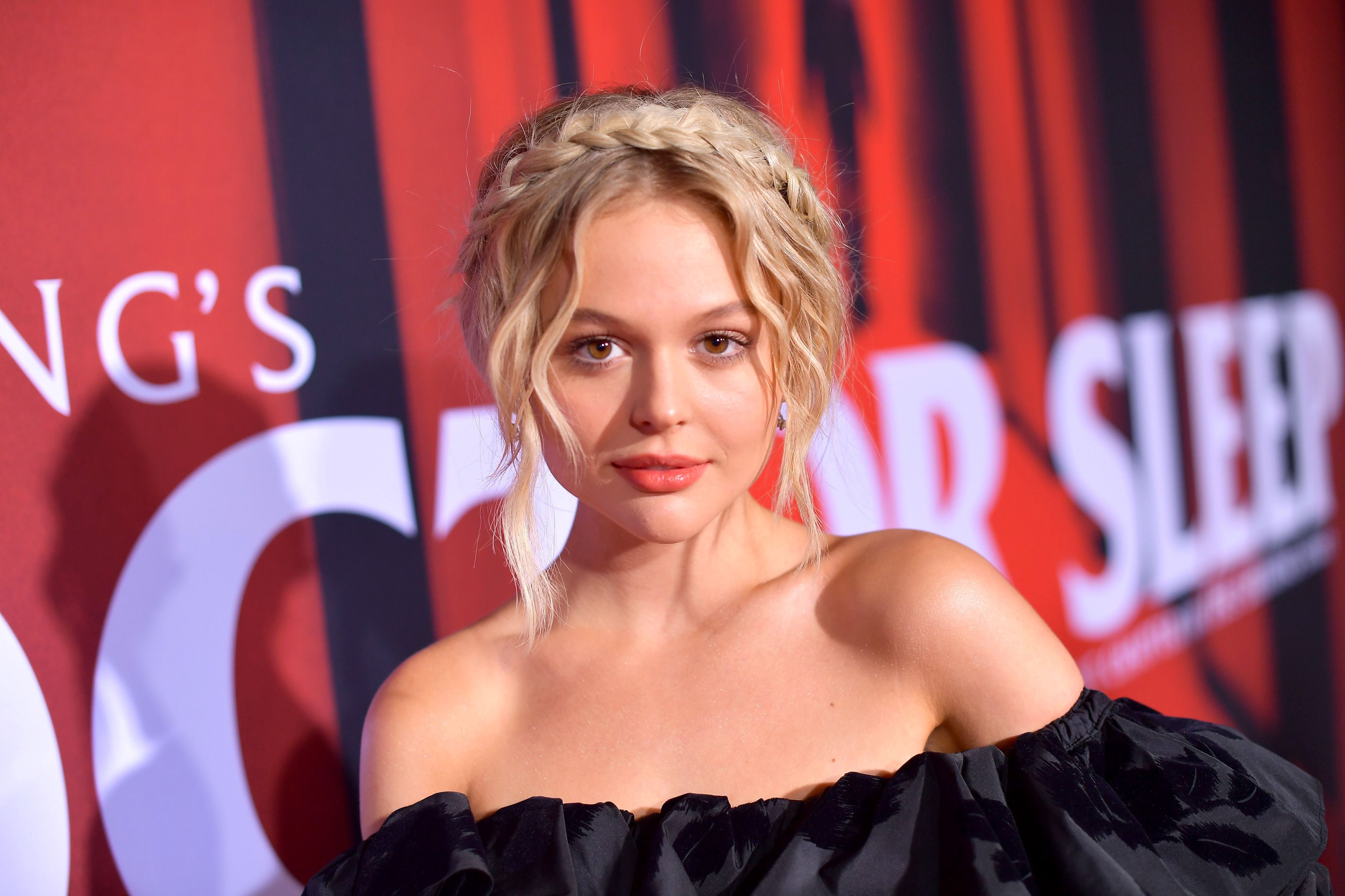 [Image: emily-alyn-lind-attends-the-premiere-of-...180353.jpg]