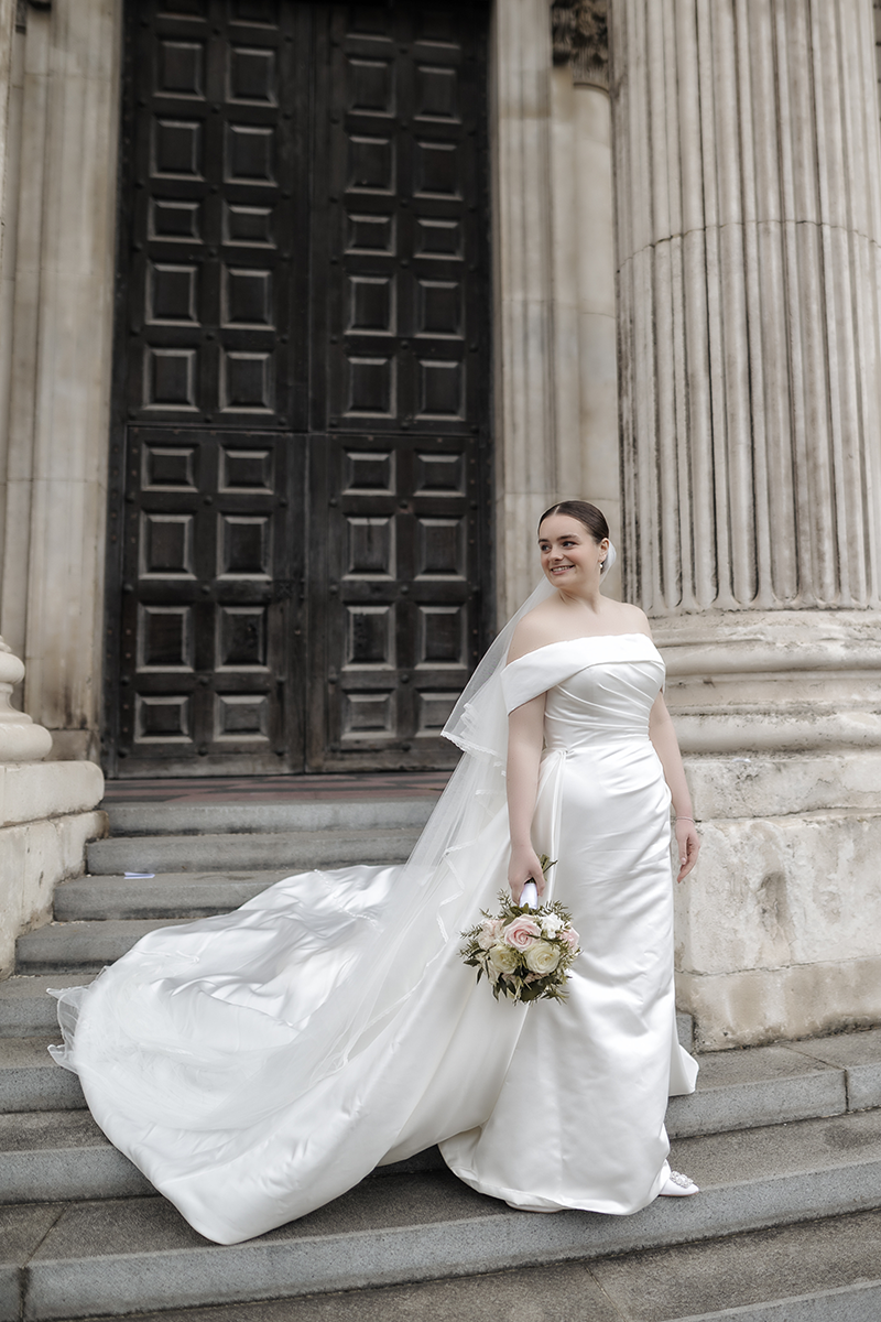 st pauls cathedral london wedding the bride in her wedding dress