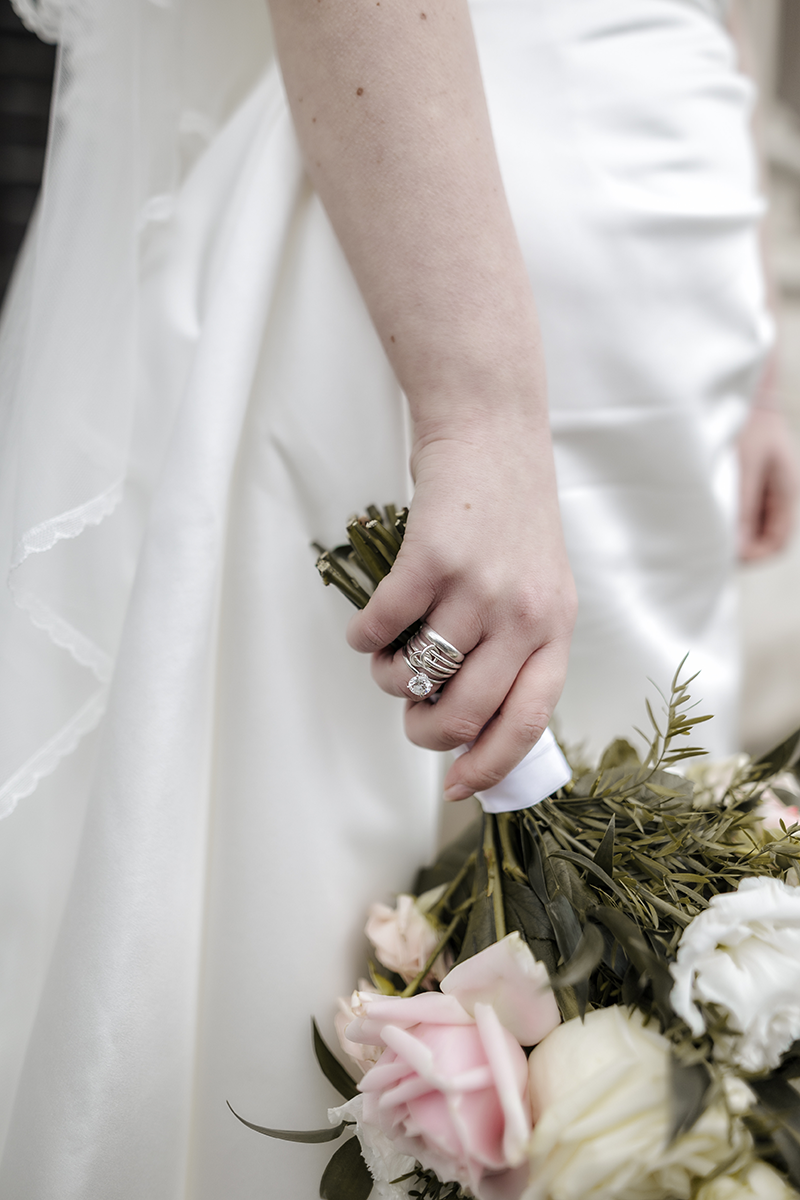 st pauls cathedral london wedding a bride holding a bouquet of flowers