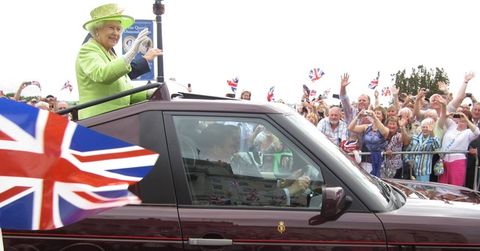 The Queen waving out a car